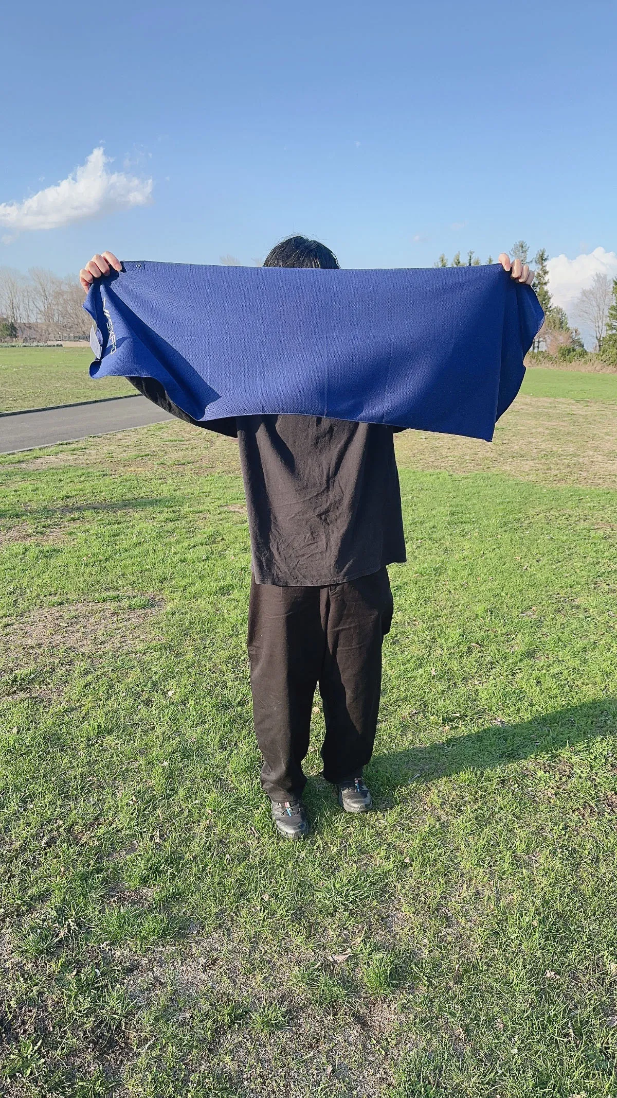 シックスパッド 冷感タオルを男性が広げている様子