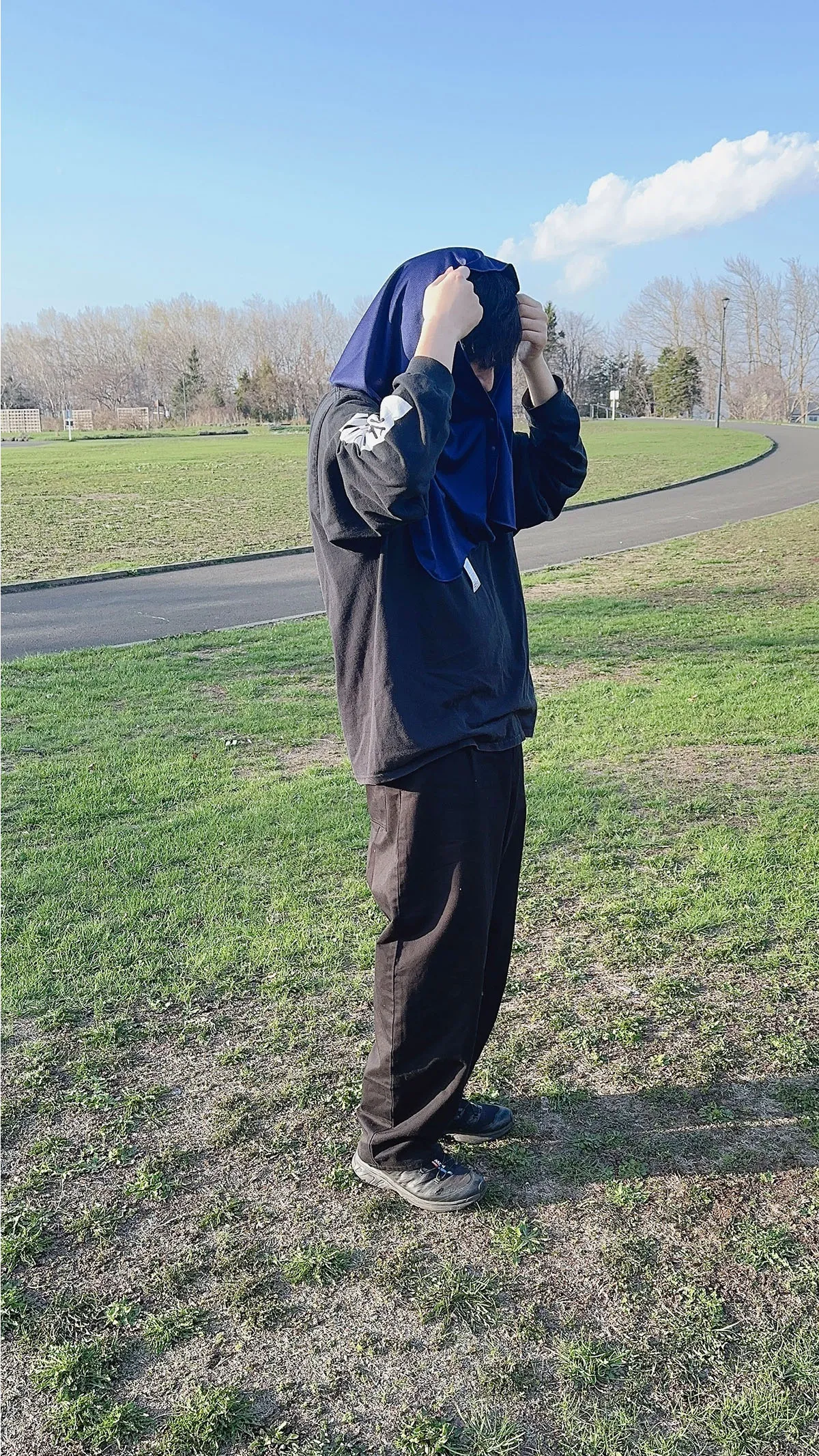 シックスパッド 冷感タオルを男性が頭からかぶっている様子