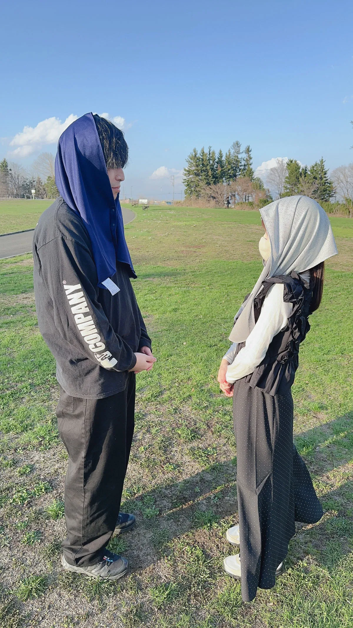 シックスパッド 冷感タオルを頭からかぶる男性と女性の様子