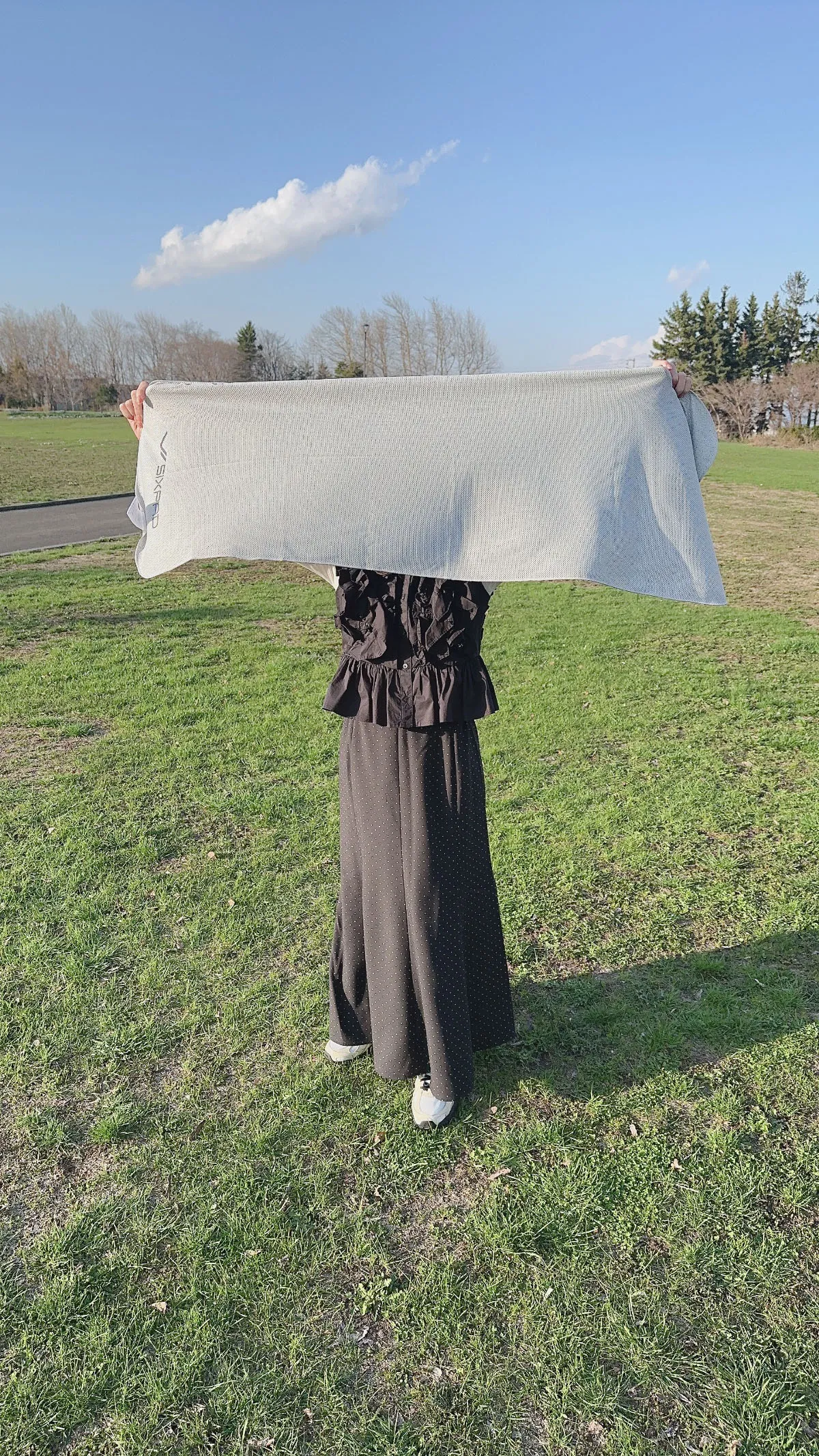 シックスパッド 冷感タオルを女性が広げている様子