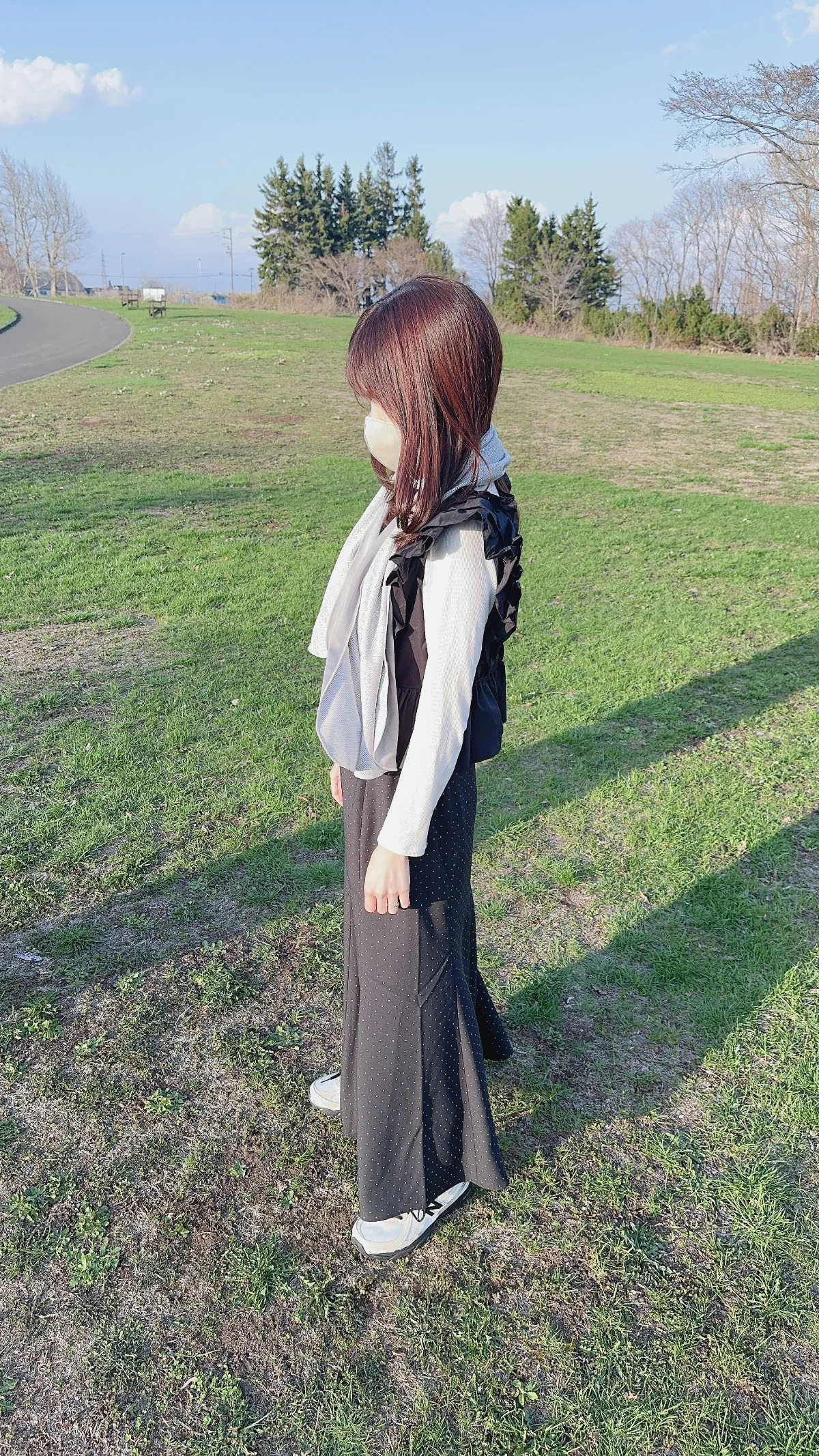 シックスパッド 冷感タオルを女性が首にかけている様子