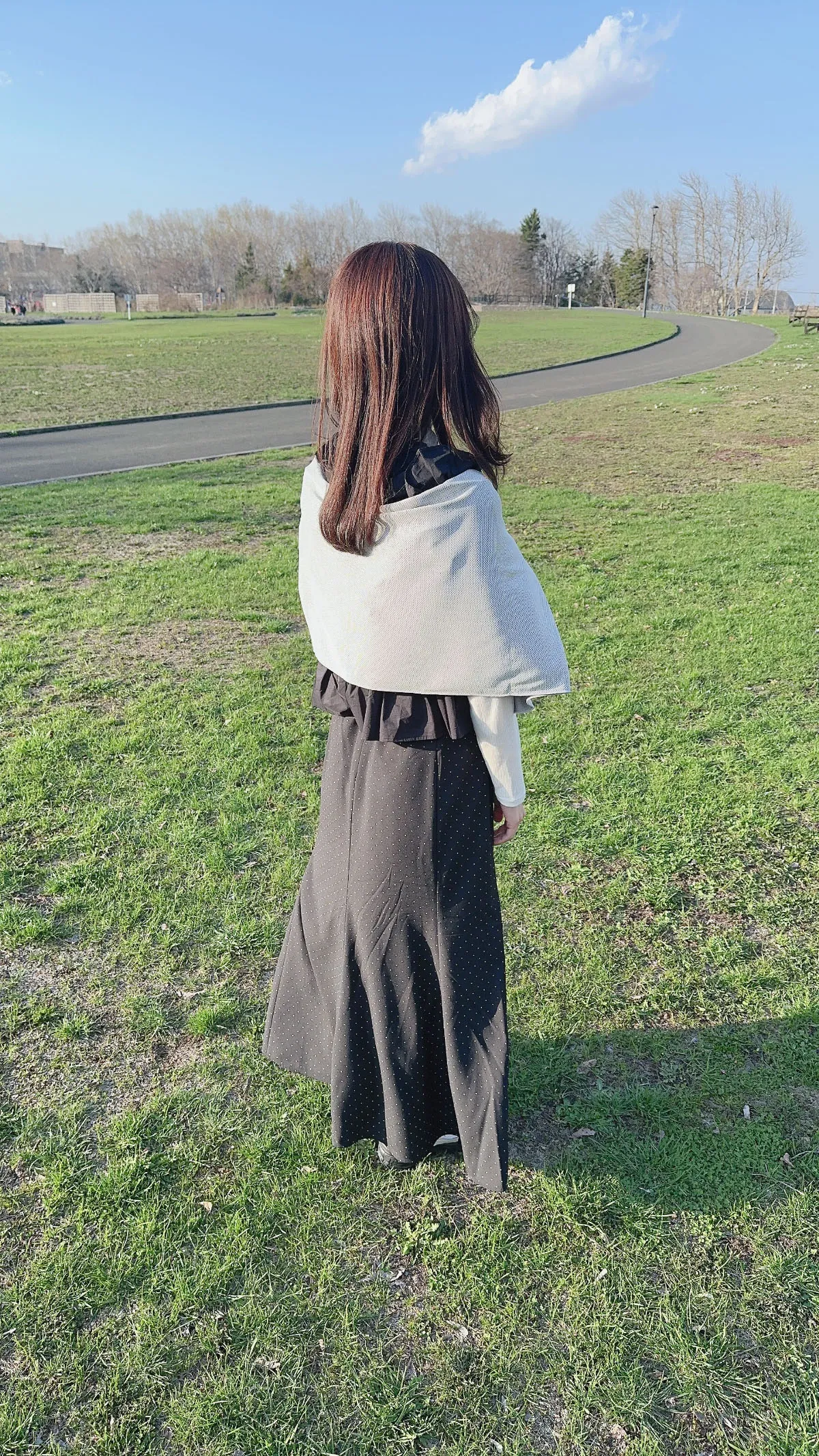 シックスパッド 冷感タオルを女性が肩にかけている様子