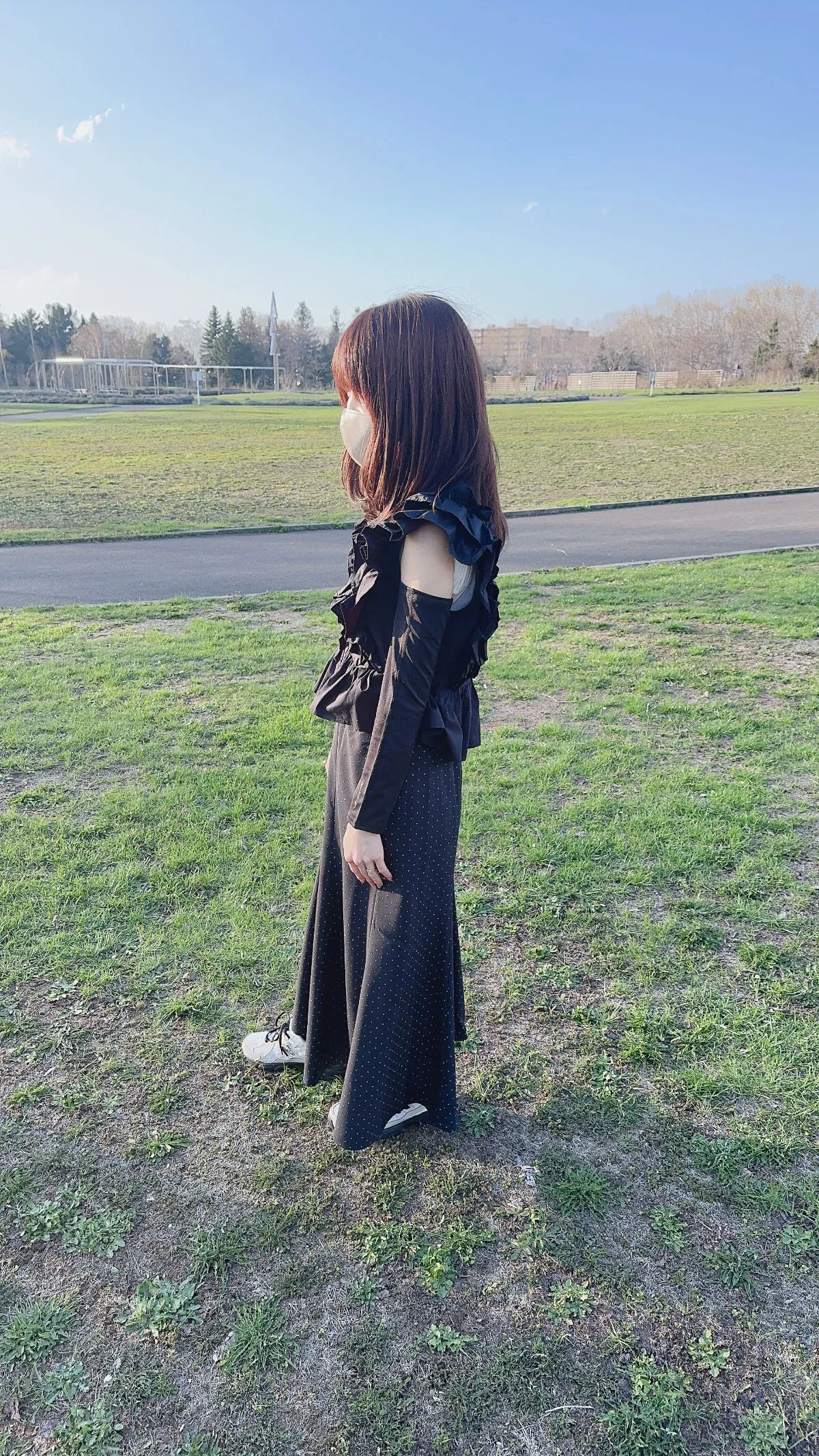 シックスパッド 冷感アームカバーを女性が着用している様子