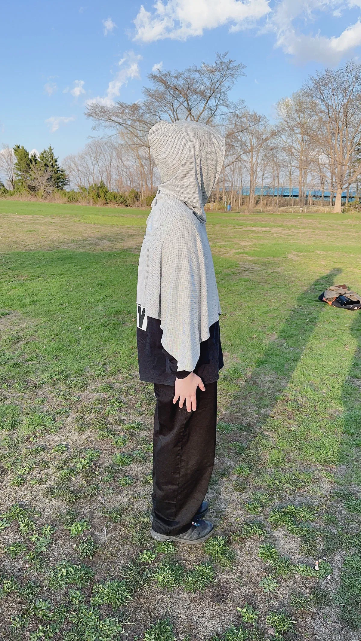 シックスパッド 冷感フードポンチョを男性が着用している様子