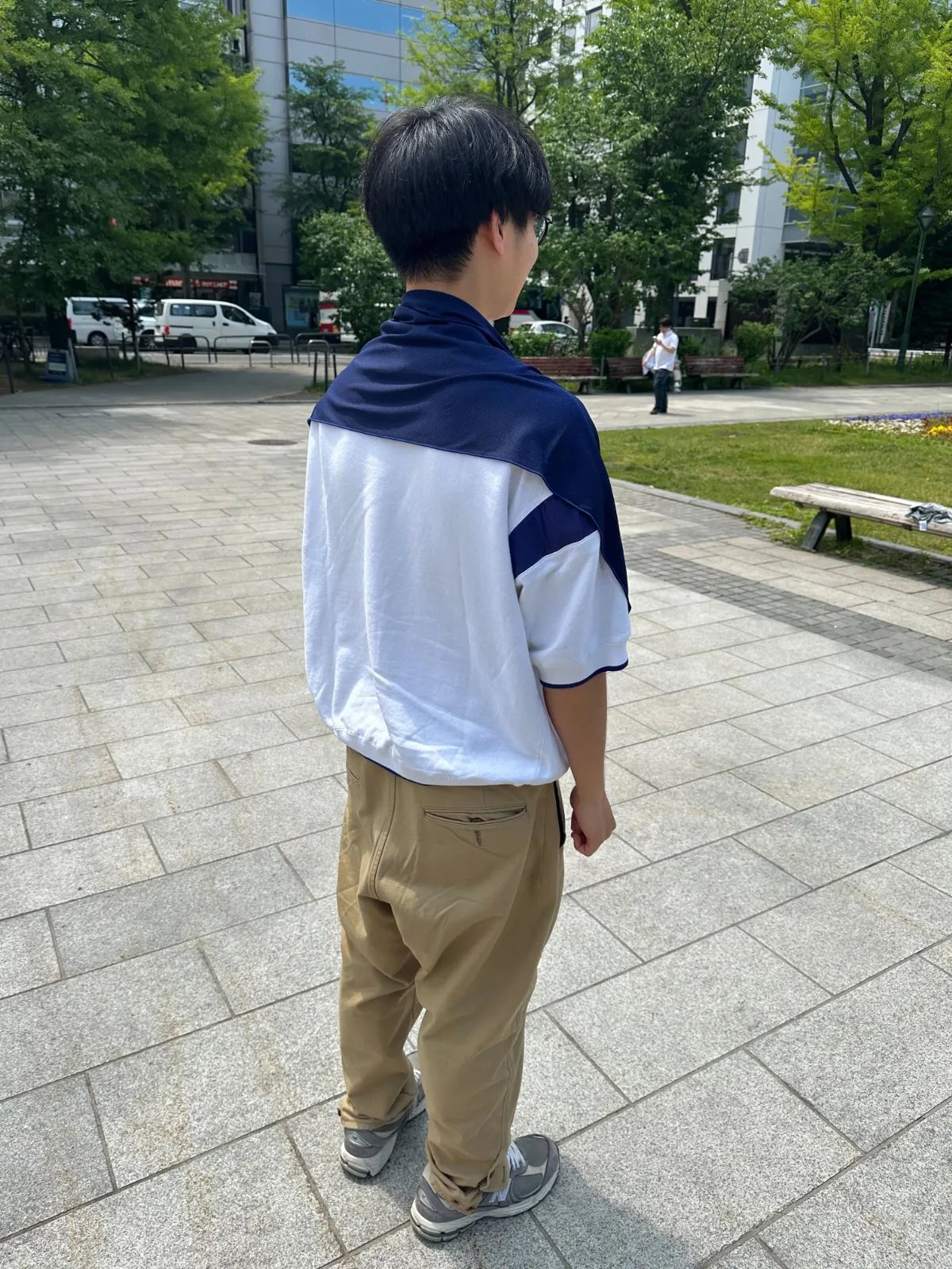 シックスパッド ネイビーの冷感タオルを男性が首にかけている様子