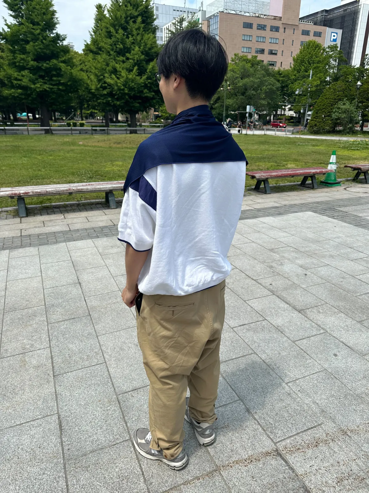 シックスパッド ネイビーの冷感タオルを男性が首からかけている様子