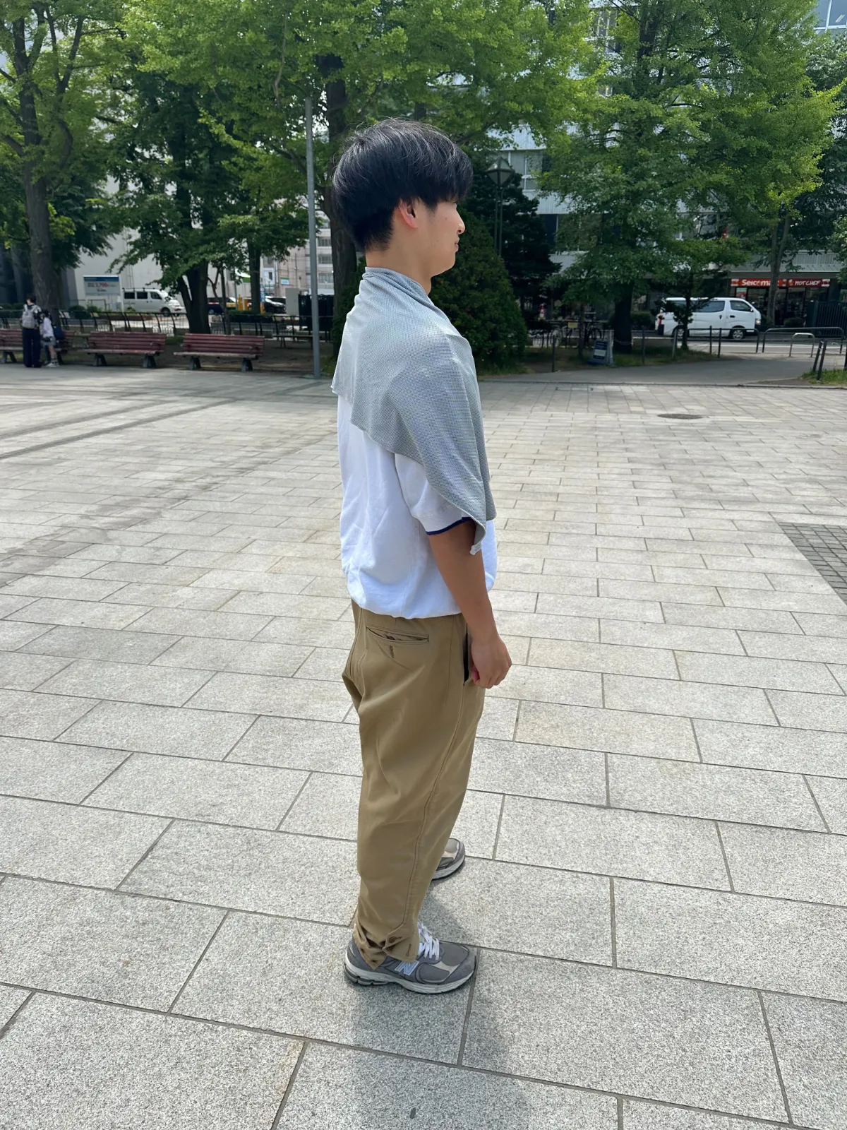 シックスパッド グレーの冷感タオルを男性が首にかけている右横からの様子