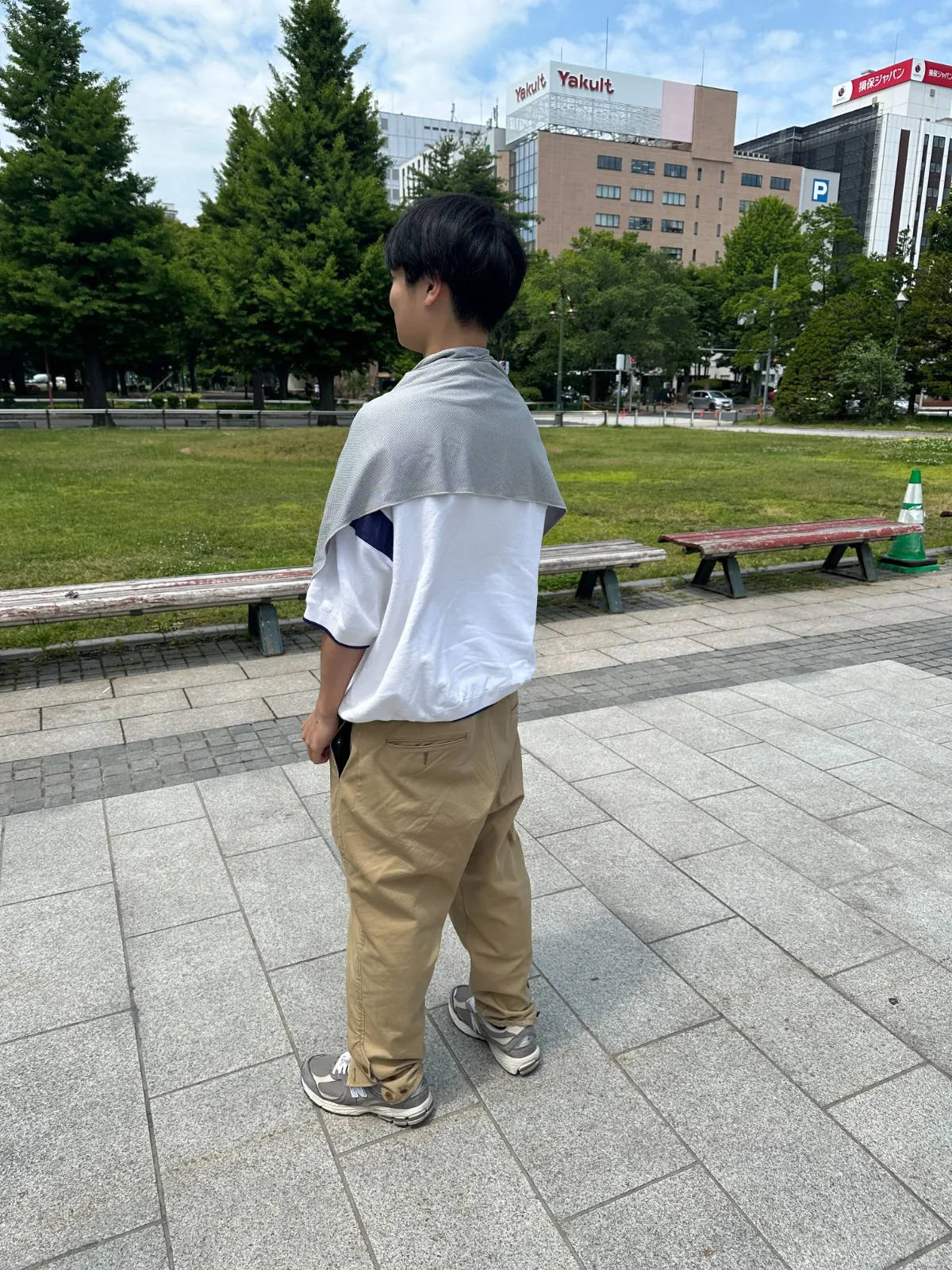 シックスパッド グレーの冷感タオルを男性が首にかけている左横からの様子