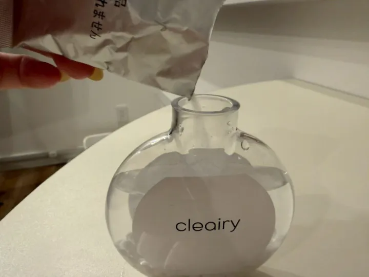 クレアリーに粉剤を入れている様子