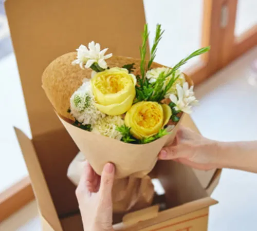 花のプロが開発した専用ボックスで宅配し、日時指定も可能です