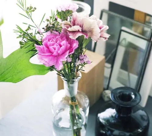 ライトプランでは、グリーンを含む3～4本の花がセットで届く