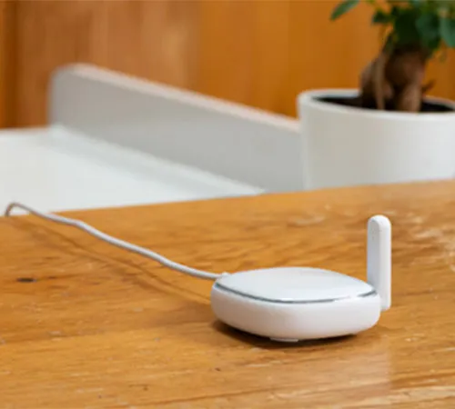 スマート家電リモコンを連携させれば、外出先でもエアコンやテレビの操作ができます