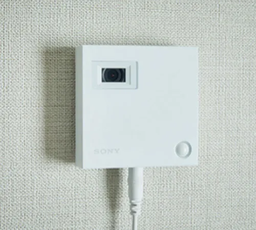 通話・録画機能付きの室内カメラに、人感センサー機能で人の動きを検知します
