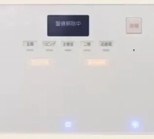 しっかりプランでは、主装置のコントロールパネルから通報や管理操作ができ、スマホ連携も可能です