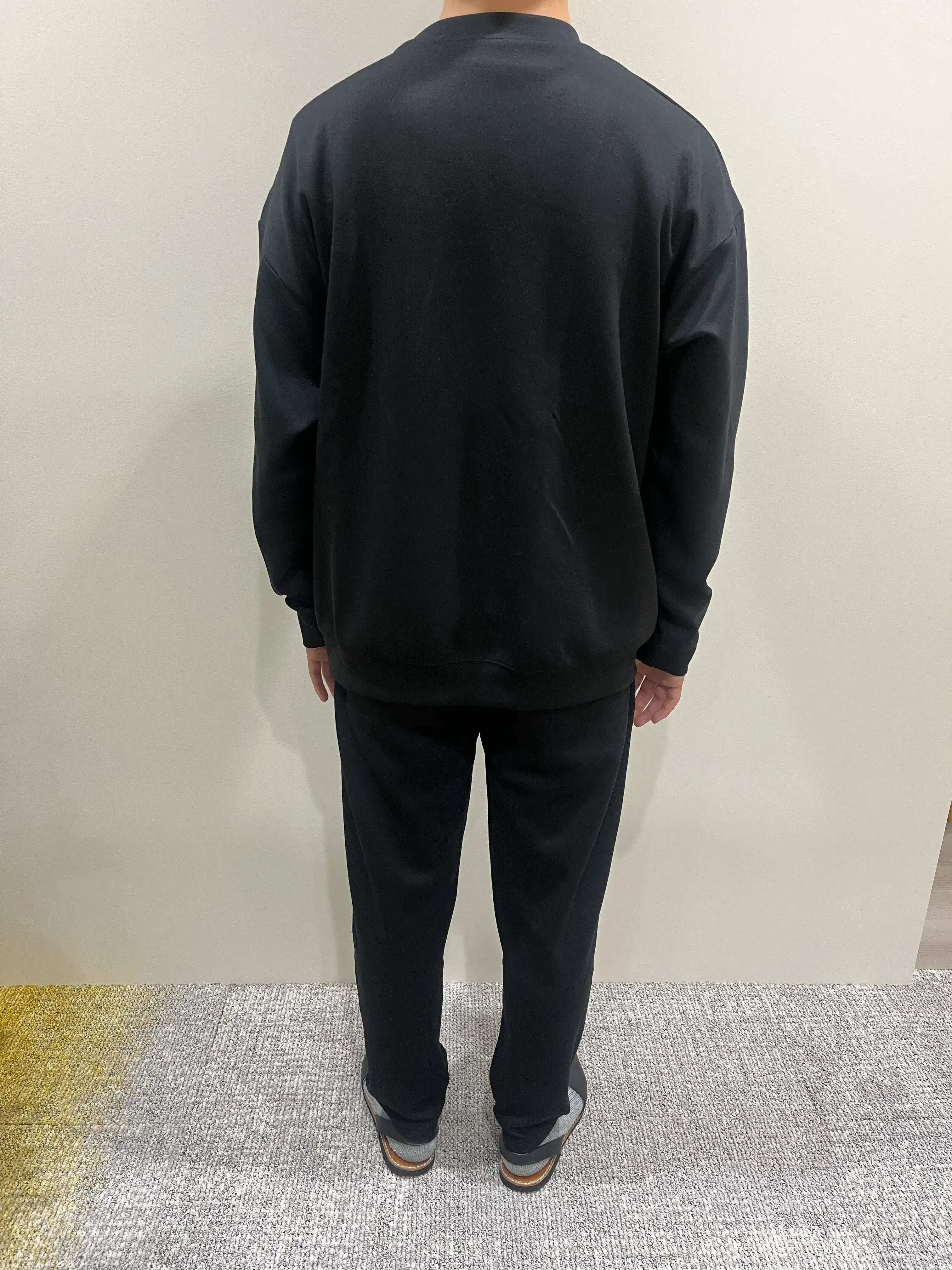 シックスパッド リカバリーウェア(クルーネック＆テーパードパンツ)着用画像（後ろ）><span class=