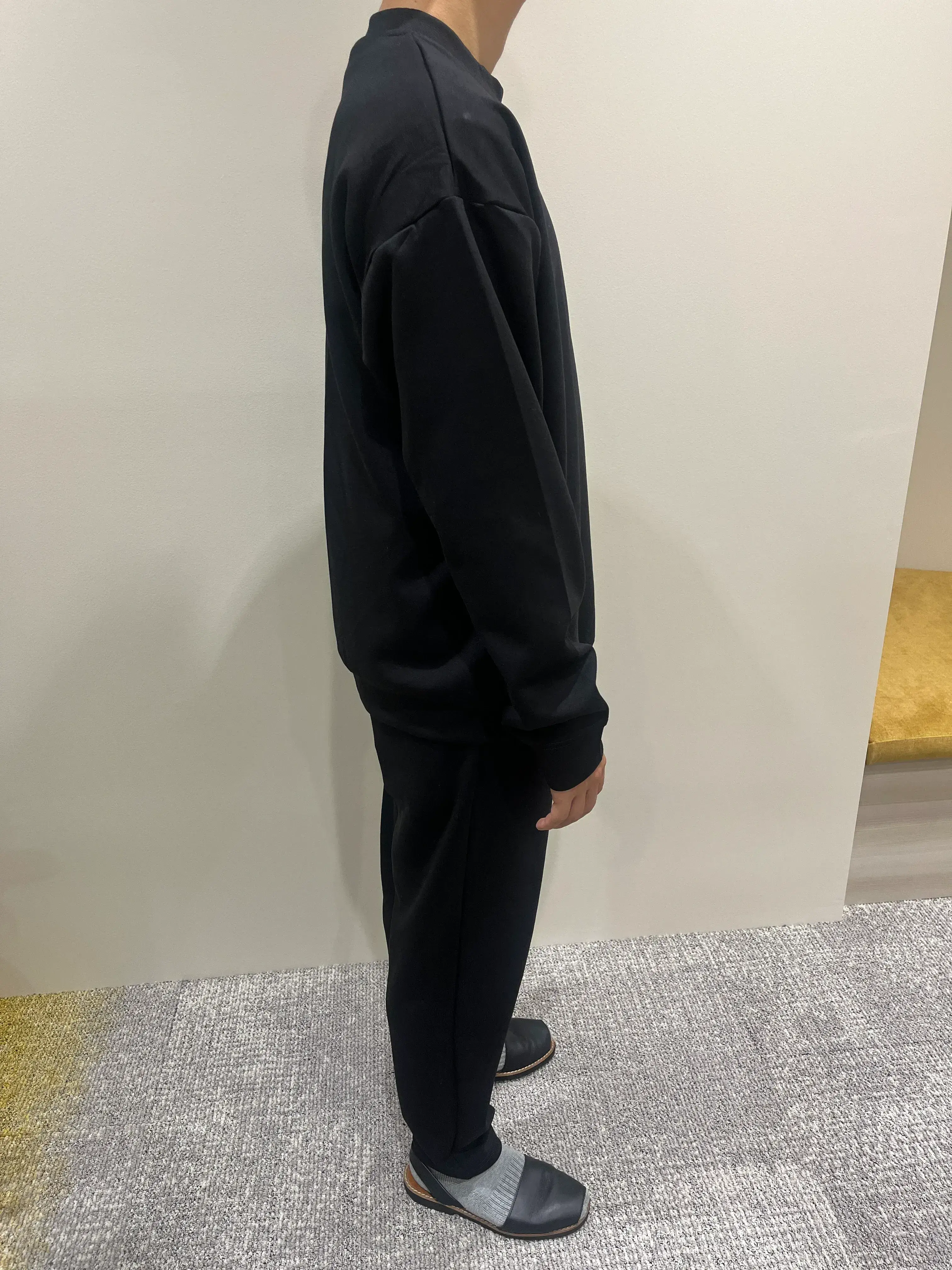 シックスパッド リカバリーウェア(クルーネック＆テーパードパンツ)着用画像（横）><span class=