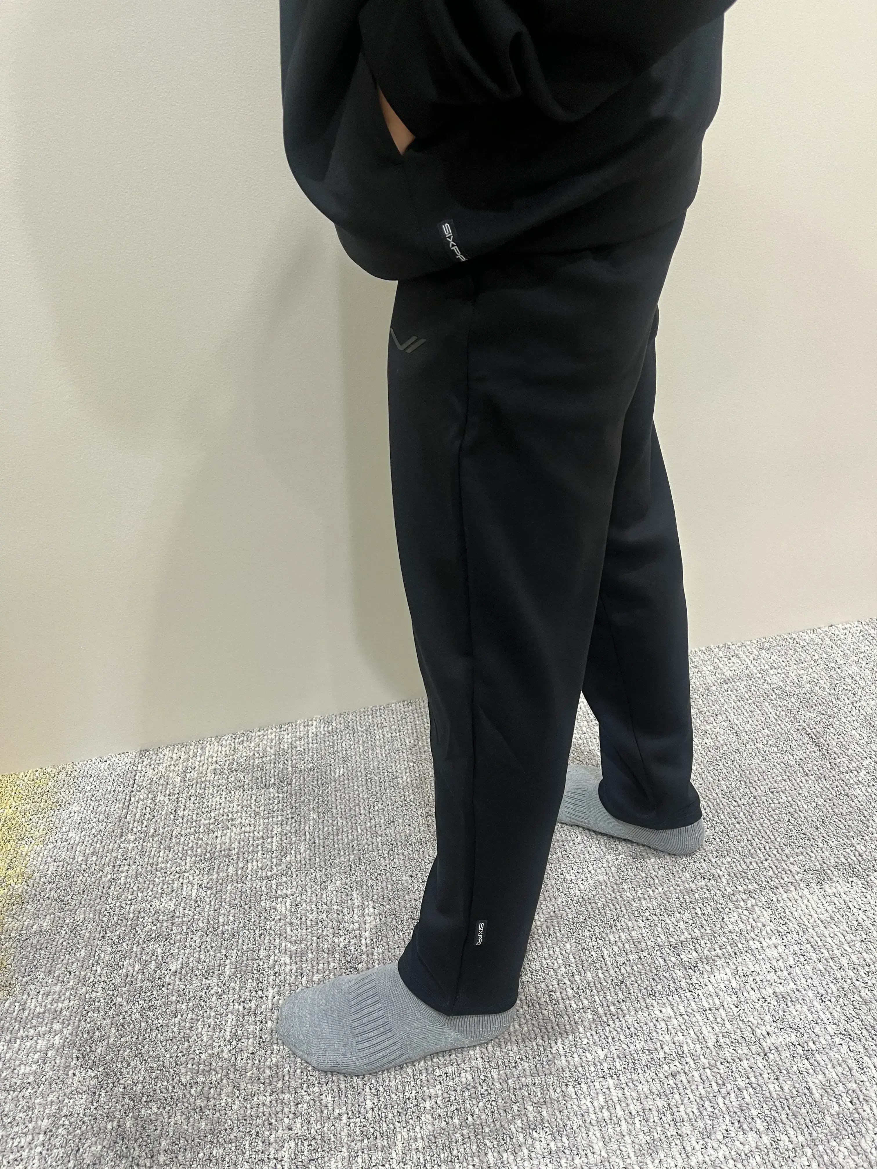 シックスパッド リカバリーウェア(クルーネック＆テーパードパンツ)着用画像（テーパードパンツ）><span class=