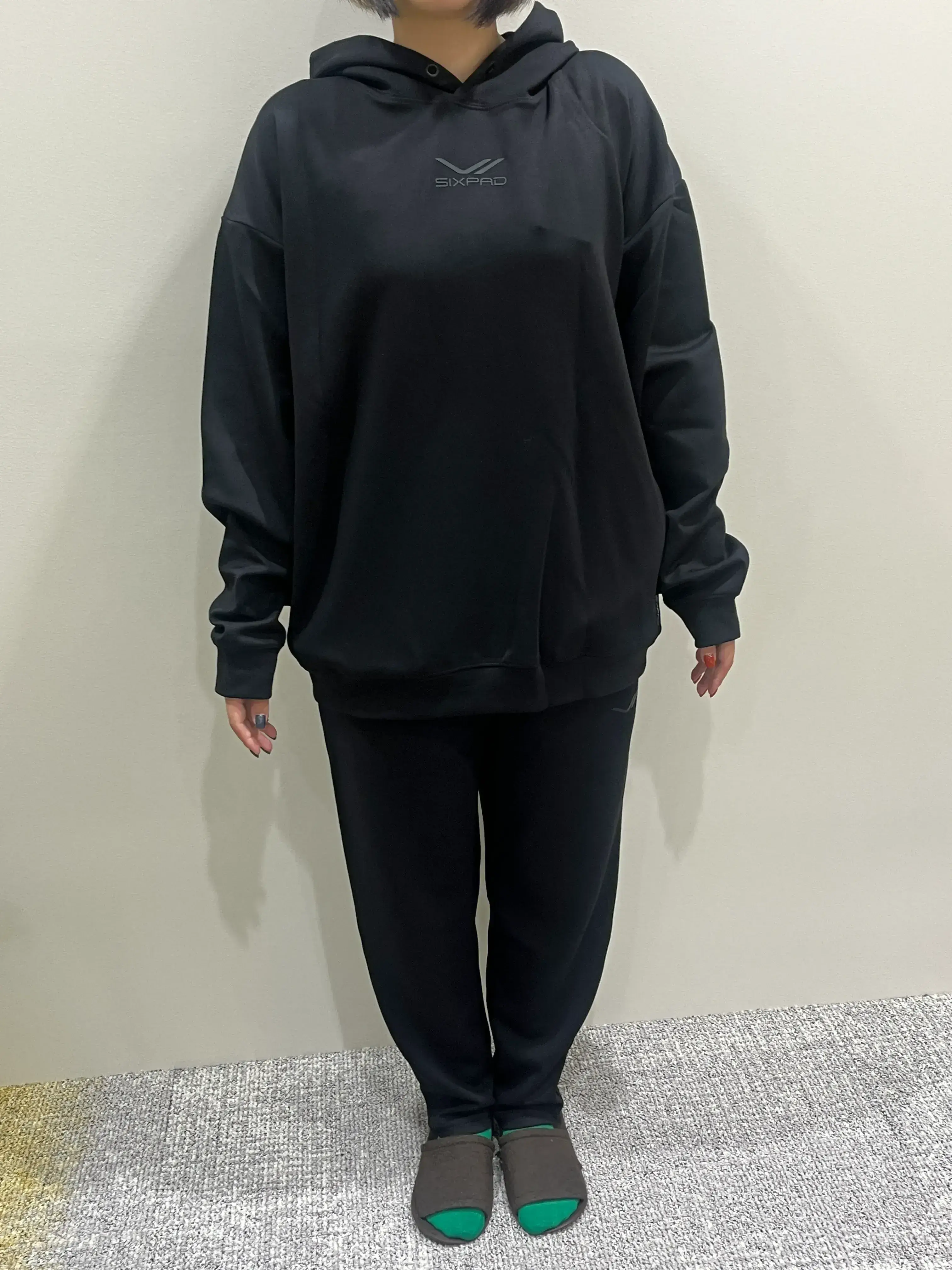 シックスパッド リカバリーウェア(パーカー＆テーパードパンツ)着用画像（前）><span class=