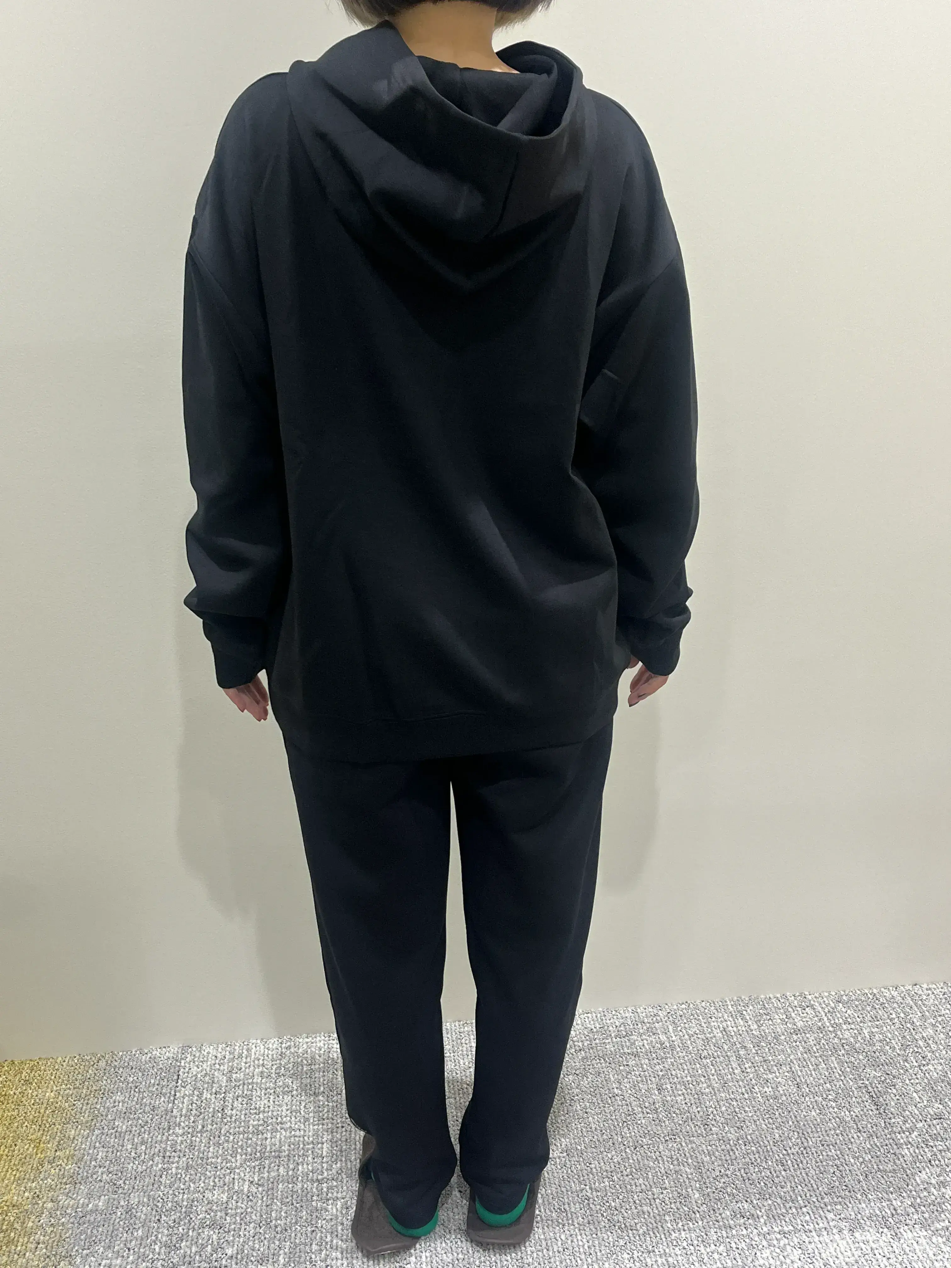 シックスパッド リカバリーウェア(パーカー＆テーパードパンツ)着用画像（後ろ）><span class=