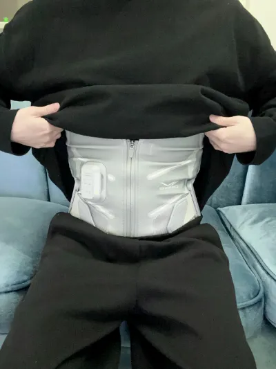 シックスパッド メディカルコア着用座った状態正面