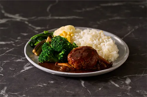 筋肉食堂DELIの赤ワイン香るきのこのデミグラスソースと肉厚ビーフハンバーグ