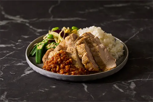 筋肉食堂DELIの香味野菜たっぷり塩糀ラー油で食べる鶏もも肉のロースト