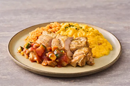 筋肉食堂DELIの完熟トマトのラタトゥイユとローストチキン＆とろふわミニオムライス