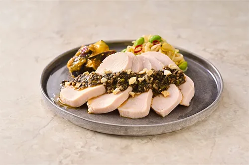 筋肉食堂DELIの香り際立つ黒ごまとナッツの旨辛よだれ鶏